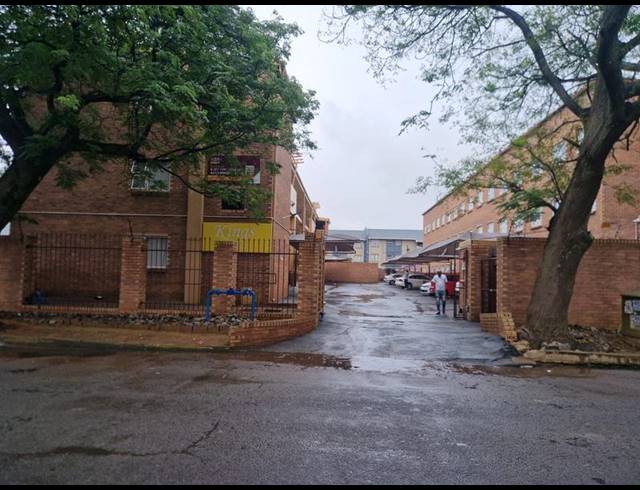 2 BEDROOM APARTMENT FOR SALE IN KEMPTON PARK